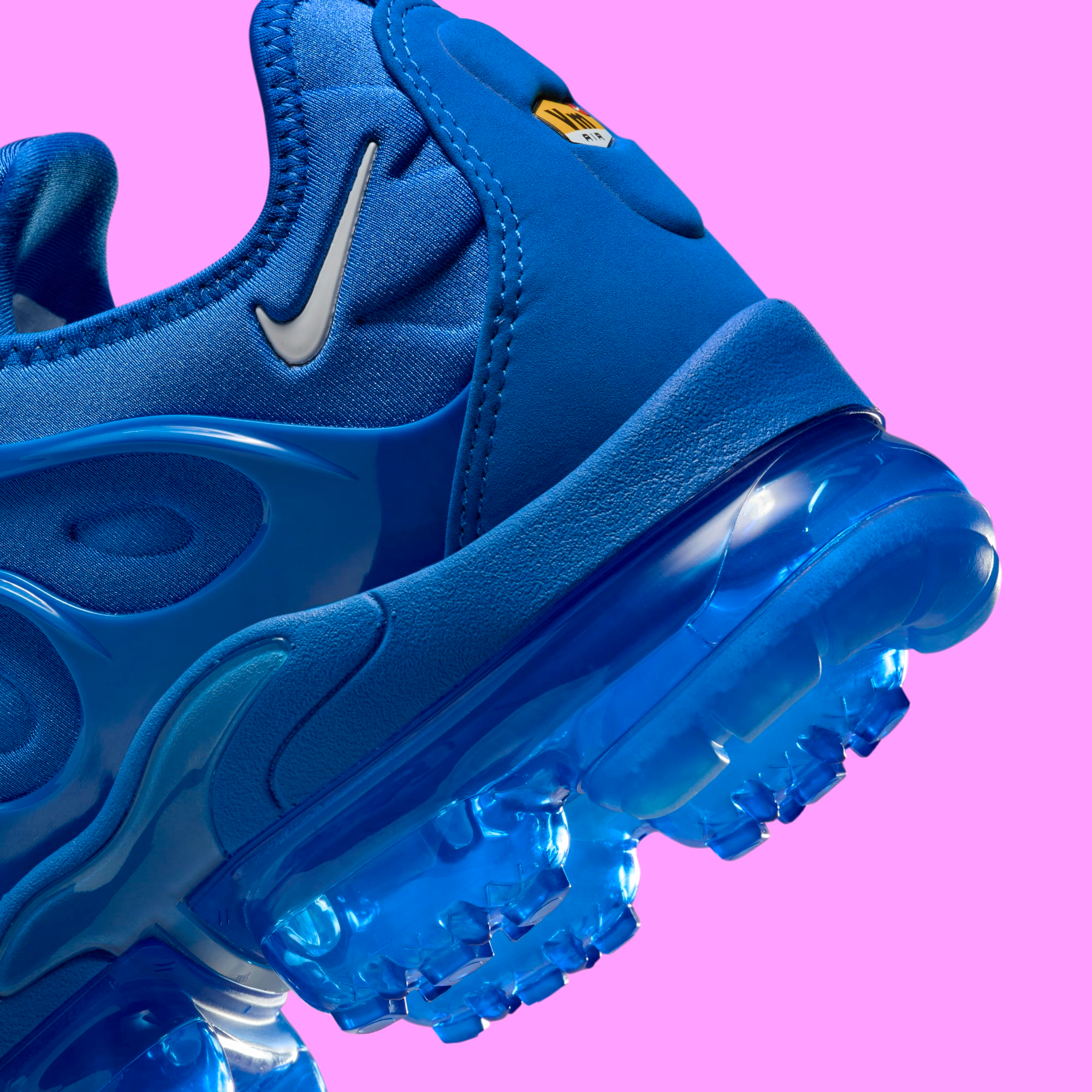 royal blue nike vapormax plus