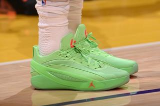 nike hyperdunk 2016 flyknit stockx women gold size "Viper Edge" basketball shoe in a "Illusion Green/Infrared 23" color scheme.