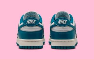 Heel angle of Nike's Dunk Low clad in a "Green Abyss/Platinum Tint" color scheme.