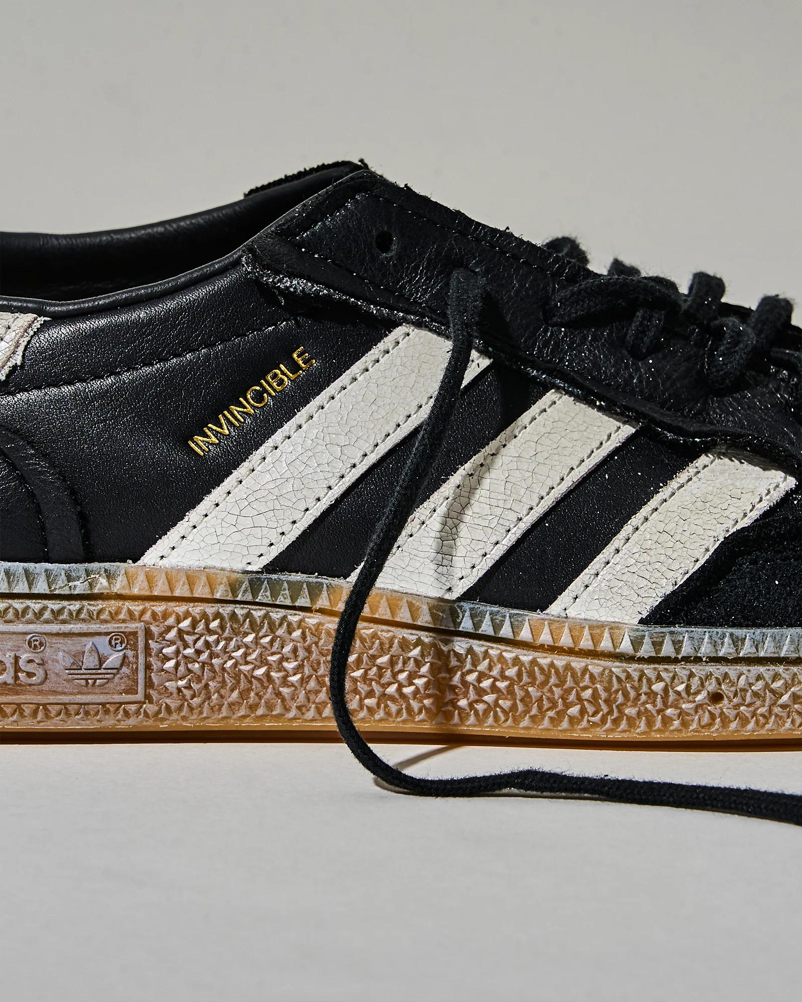 靴 INVINCIBLE x adidas Handball Spezial adidas Originals Handball Spezial x Invincible - JQ2376