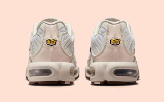 Heel angle of Nike's Air Max Plus sneaker in a "Light Orewood Brown" color scheme.