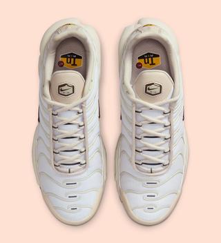 Top-down view of Nike's Air Max Plus sneaker in a "Light Orewood Brown" color scheme.