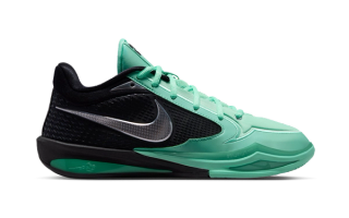 Sabrina Ionescu's Nike Sabrina 4 basketball shoe in a mint-and-black color scheme.