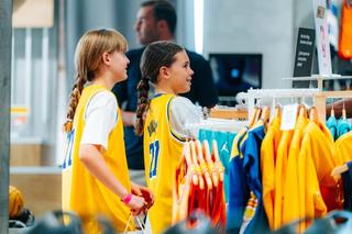 Luka Dončić stops by at Basketball Emotion in Madrid. Photo via Jordan Brand.