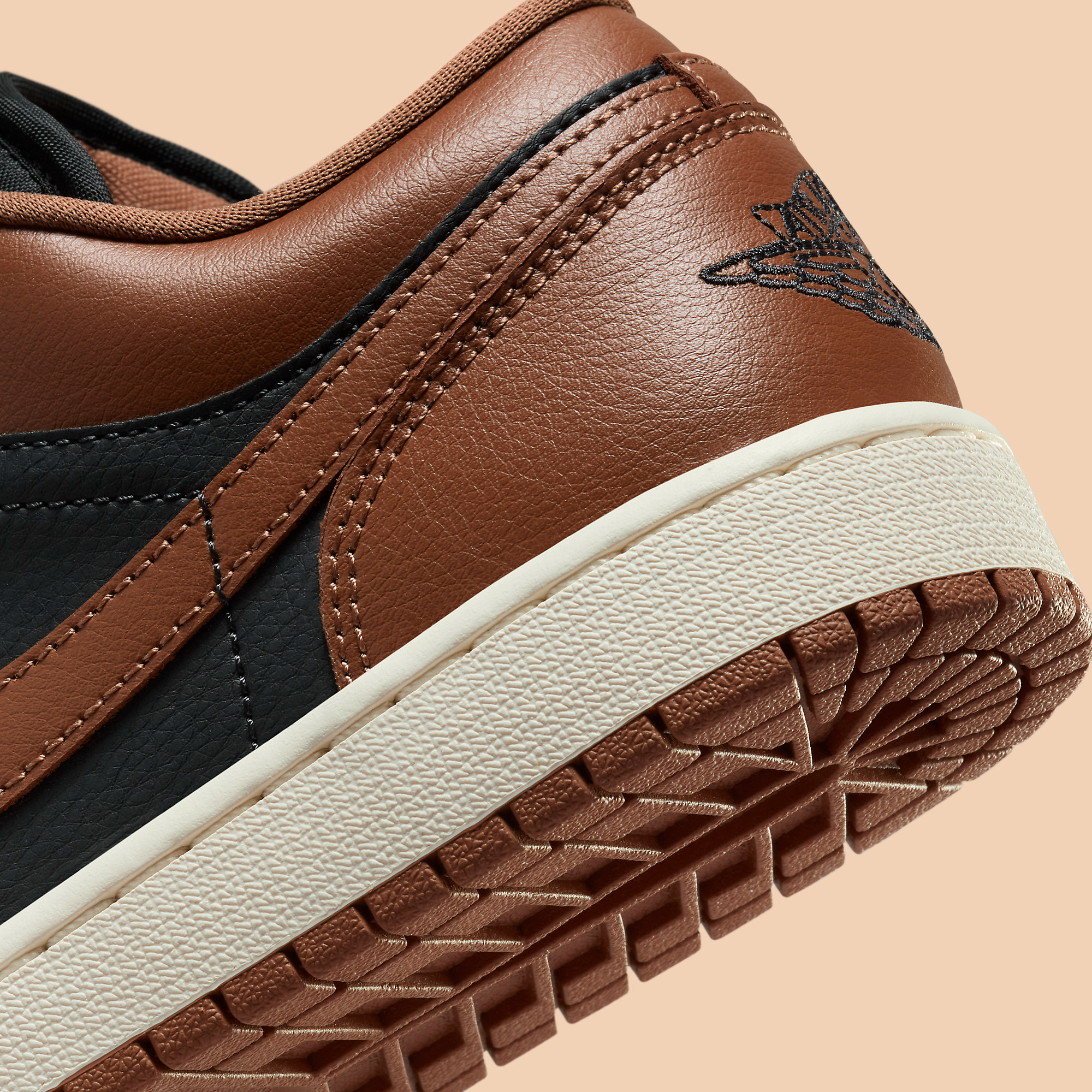 国内配送 NIKE W AIR JORDAN 1 LOW OFF NOIR/ARCHAEO BROWN-SAIL The Air Jordan 1 Low 