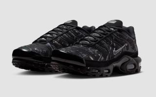 Realtree Camo-covered Nike Air Max Plus in a "Dark Smoke Grey/Black/Metallic Cool Grey" color scheme.
