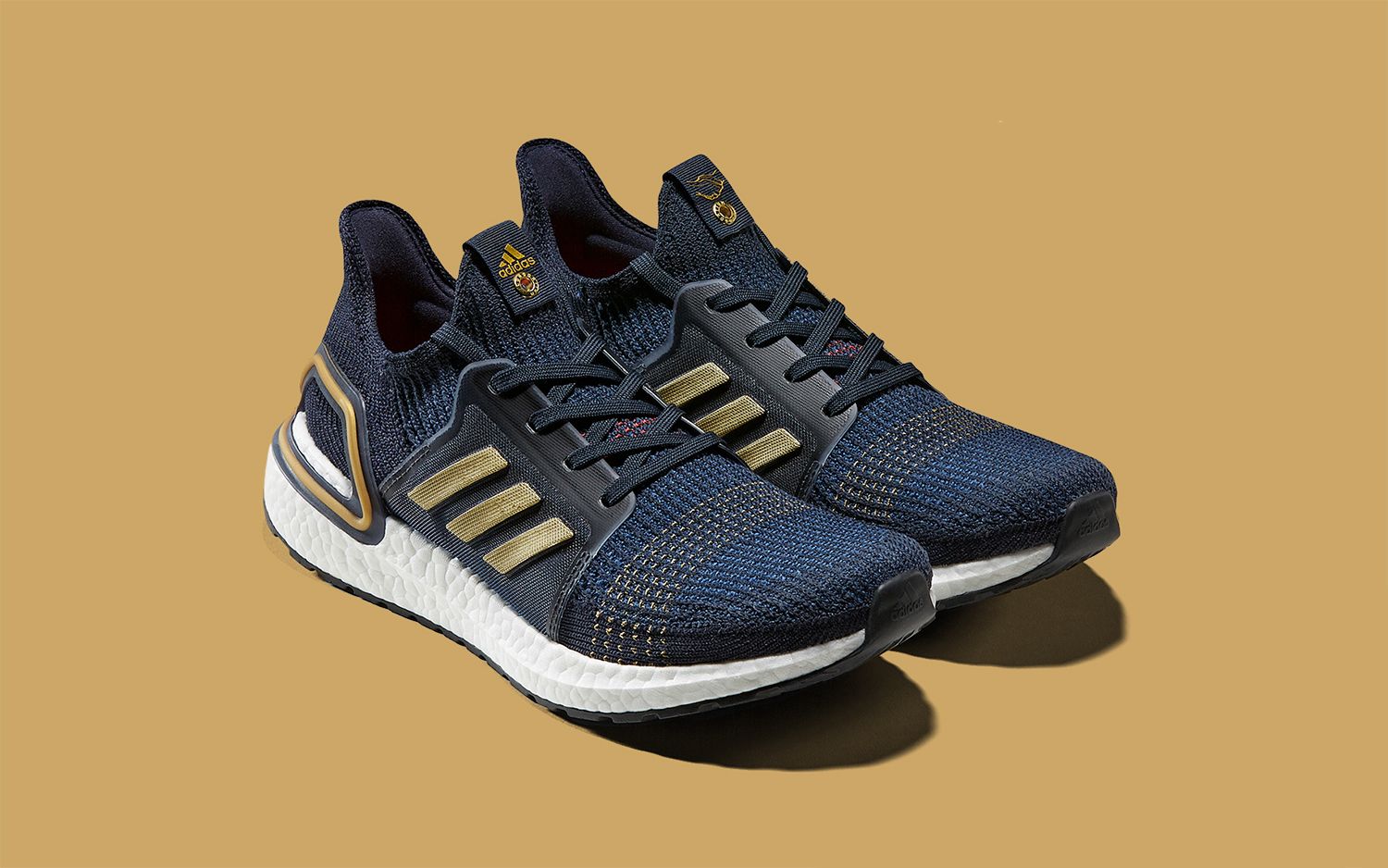 Ultra boost 2025 navy gold