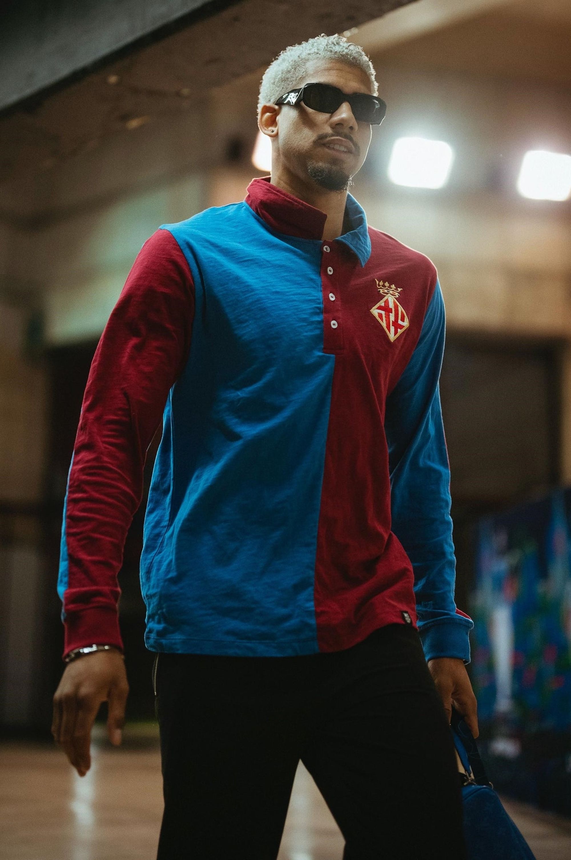 Ronald Araujo wearing FC Barcelona' 1899 Retro Home Jersey.