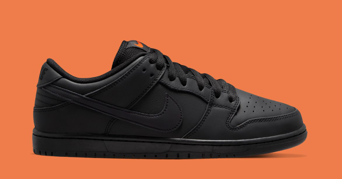 triple black nike dunks