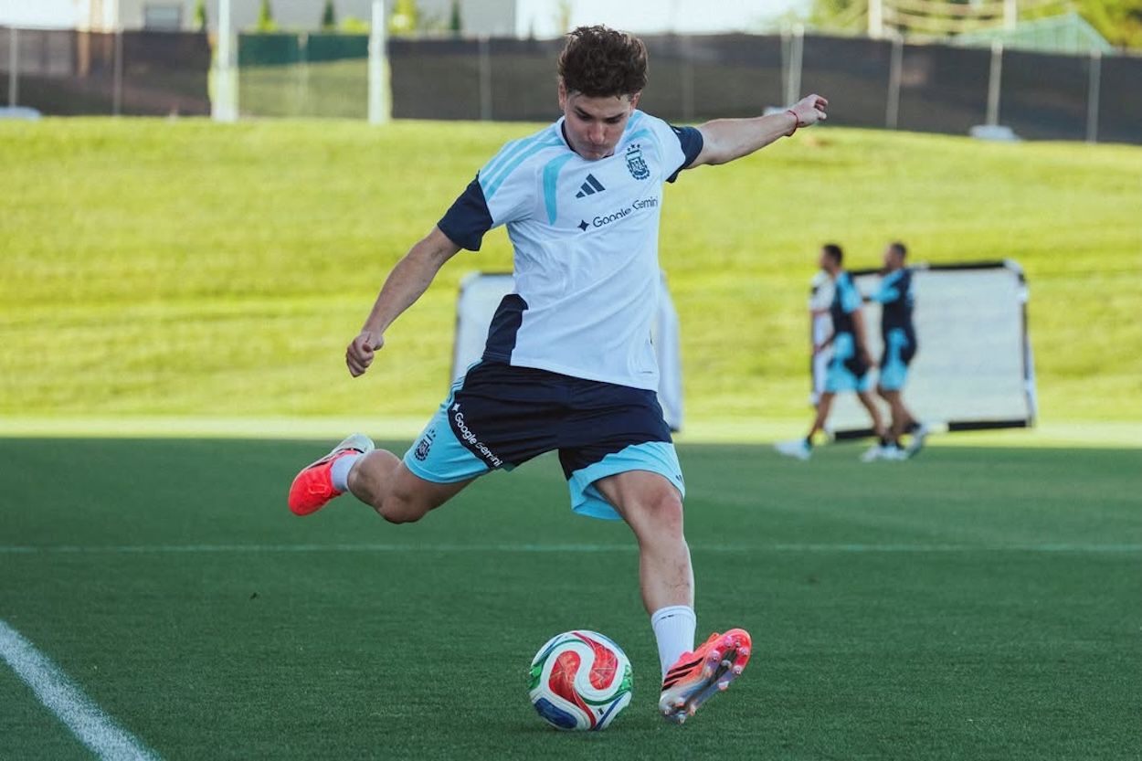 Julián Alvarez wearing the "Road to Glory" adidas F50 HYPERFAST Laced. Photo via Selección Argentina.