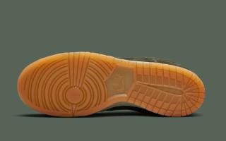 Outsole of the Nike SB Dunk Low Pro B in a "Sequoia/Oil Green" color scheme.