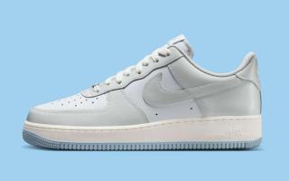 Lateral angle of Nike's Air Force 1 Low in a "White/Light Armory Blue/Photon Dust" color scheme.