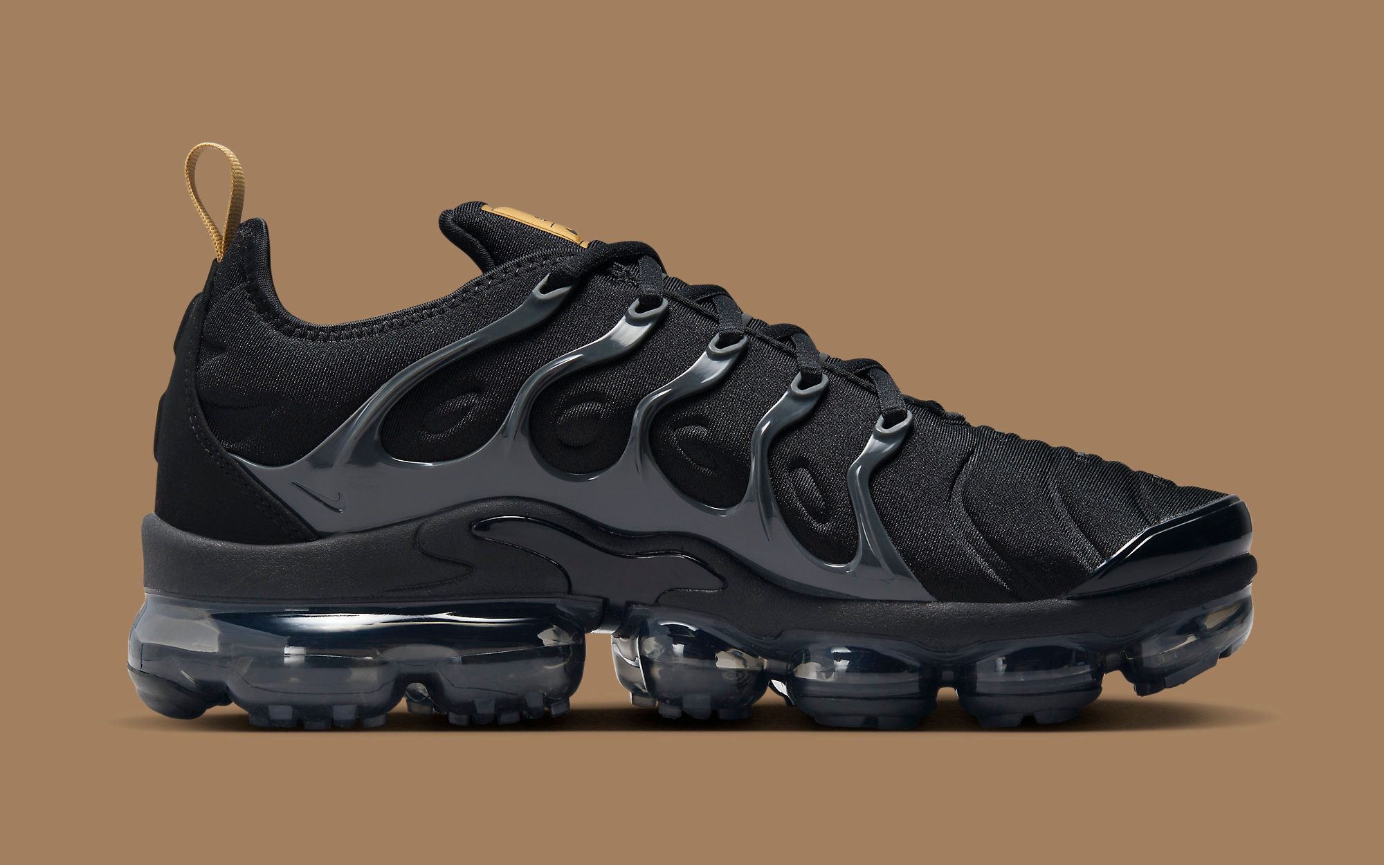 Nike air vapormax store plus black and gold