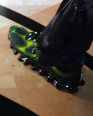 Yeat wearing the Nike Air Liquid Max in a green-and-black color scheme.