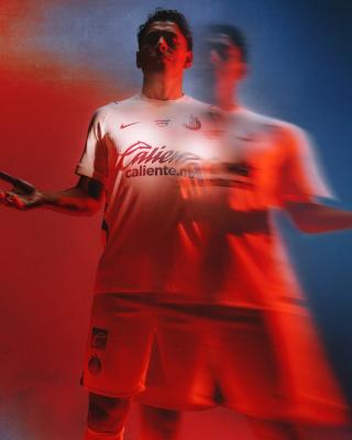 Luis Romo wearing Chivas 26/27 Away Jersey. Photo via Nike.