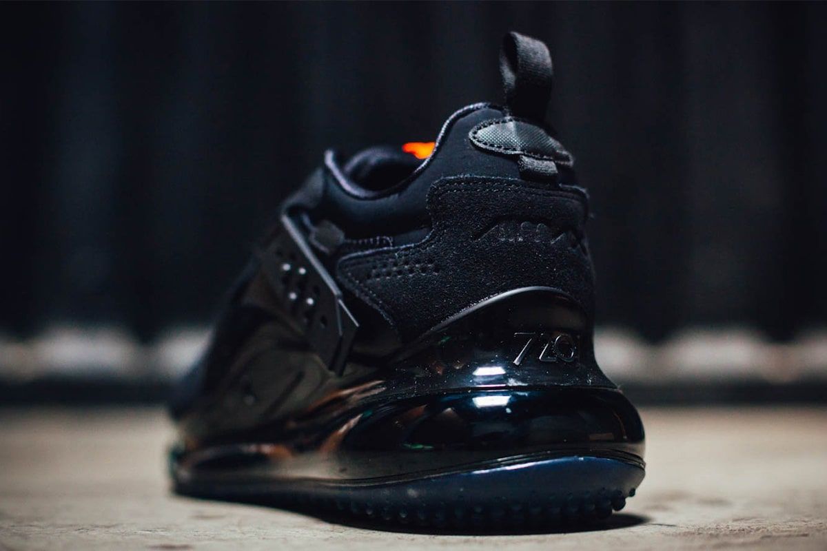 Nike 720 black on on sale feet