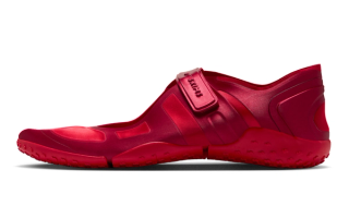 NikeSKIMS Rift Satin "University Red" (SKU: IQ7158-601). Photo via Nike.