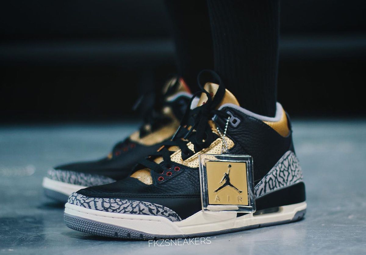 Air jordan 3 store black and gold