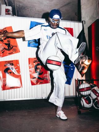 PSG 05/06 Away Jersey & Nike Total 90s. Photo via @nikeparis on Instagram.