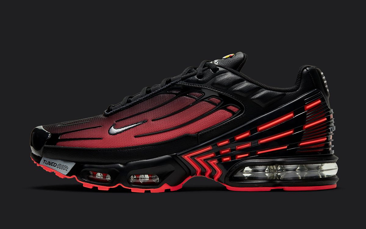 靴 NIKE AIR MAX PLUS 'DEADPOOL This Nike Air Max Plus Captures The Deadpool Vibes Perfectly