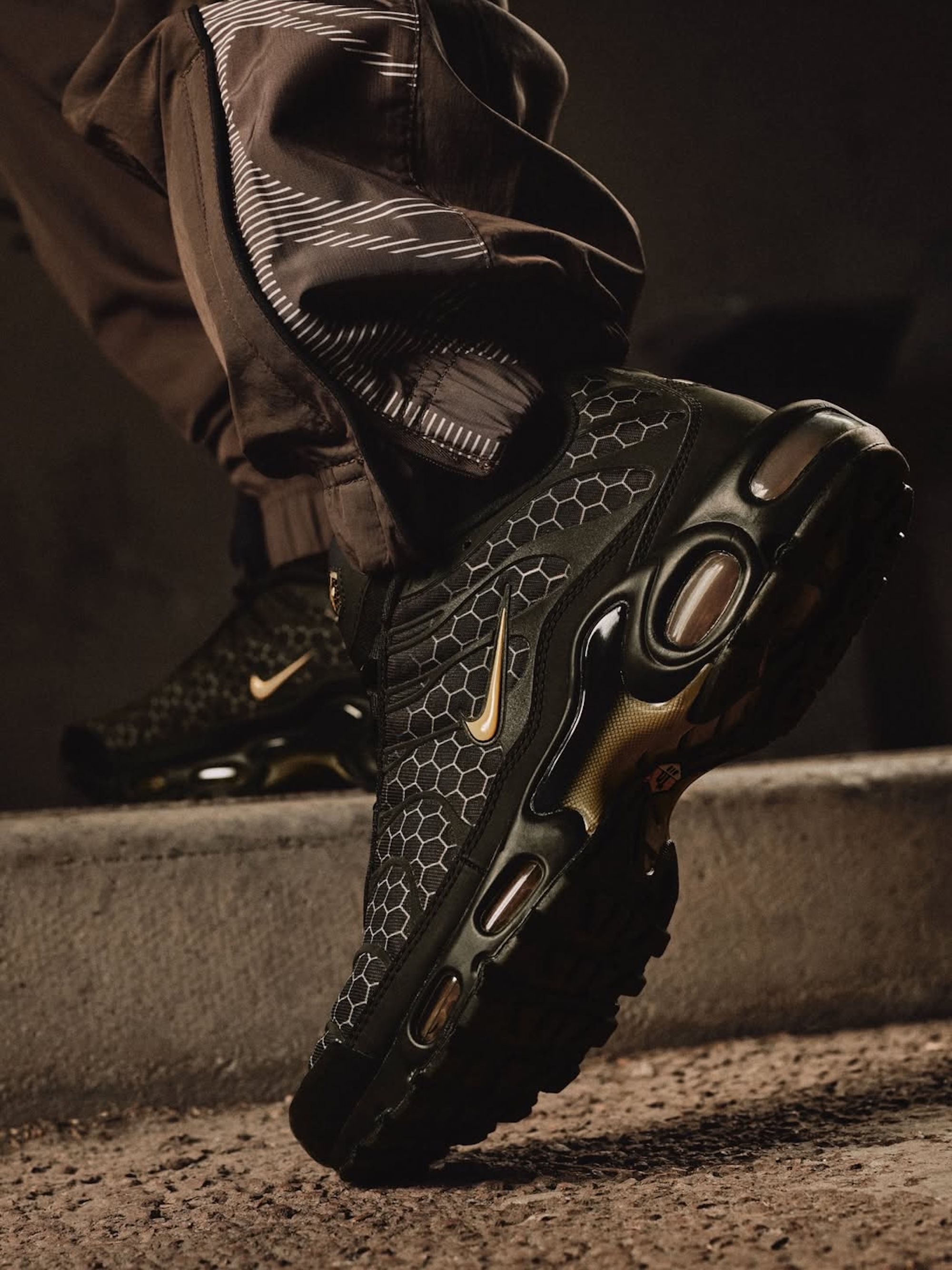 gold air max plus on feet