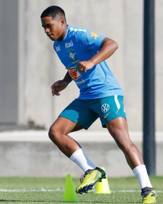 Endrick wearing the New Balance Tekela v5 by Stone Island. Photo via Seleção Brasileira de Futebol.