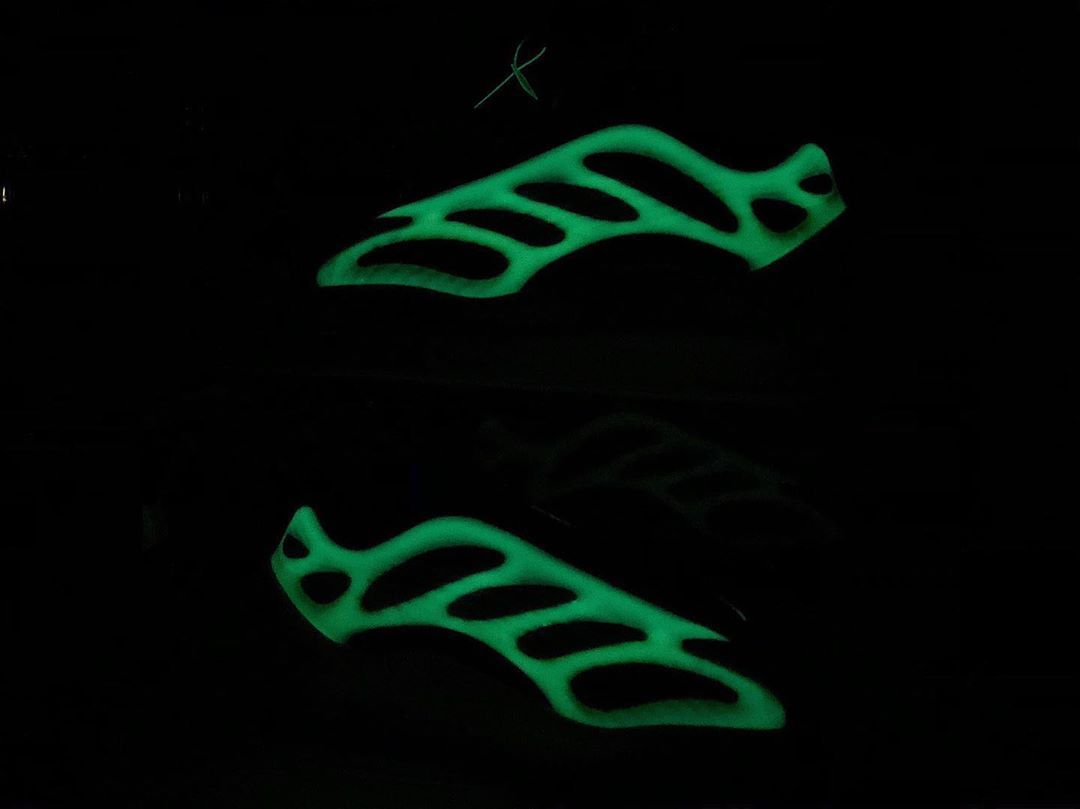yeezy arzareth glow in the dark