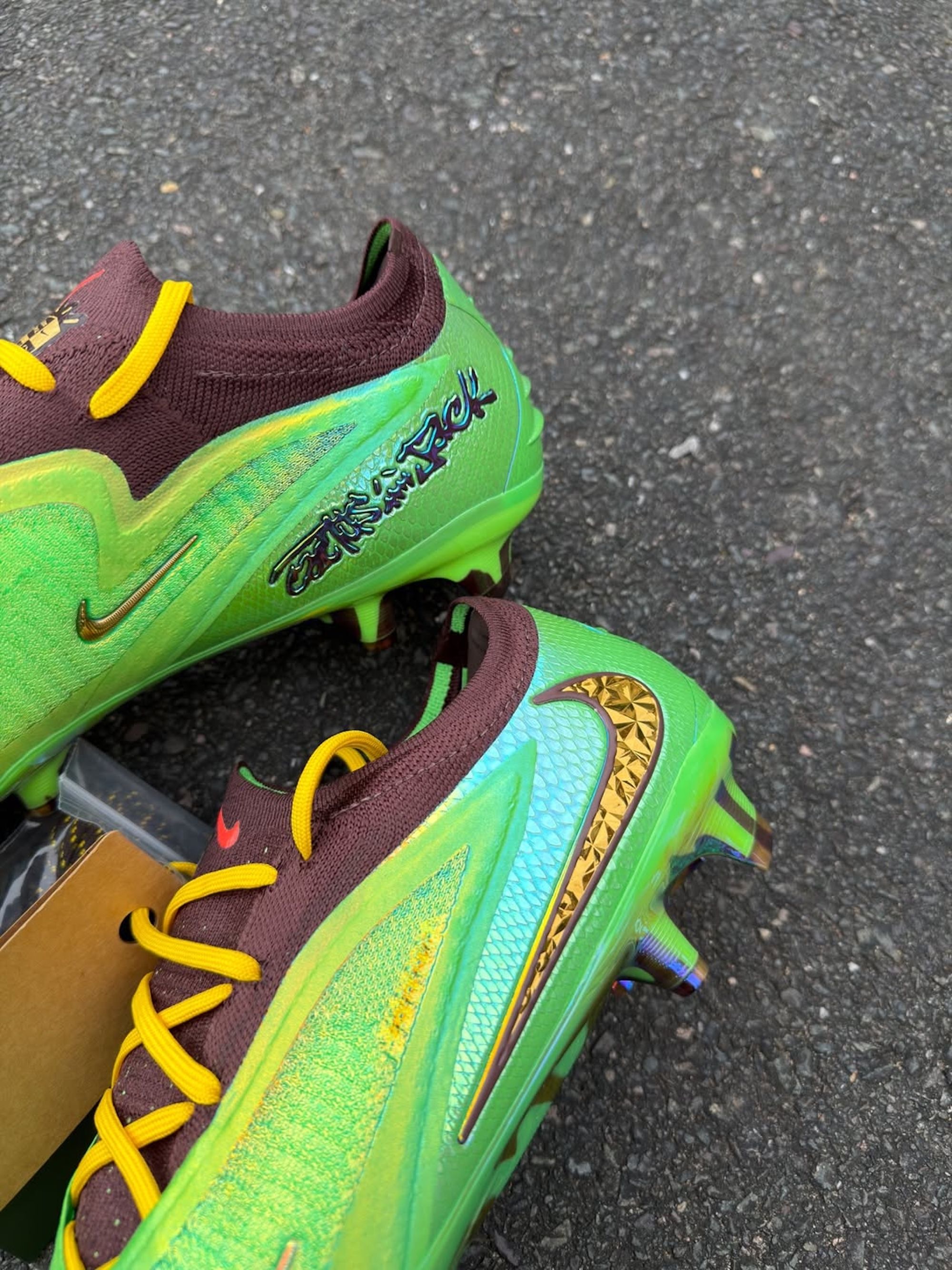 Travis Scott's Nike Phantom 6 Low Elite FG. Photo via @sbootssupply on Instagram.