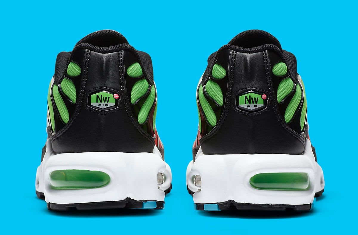 Nike air max plus - boys' grade school hotsell black/flash crimson/kinetic green