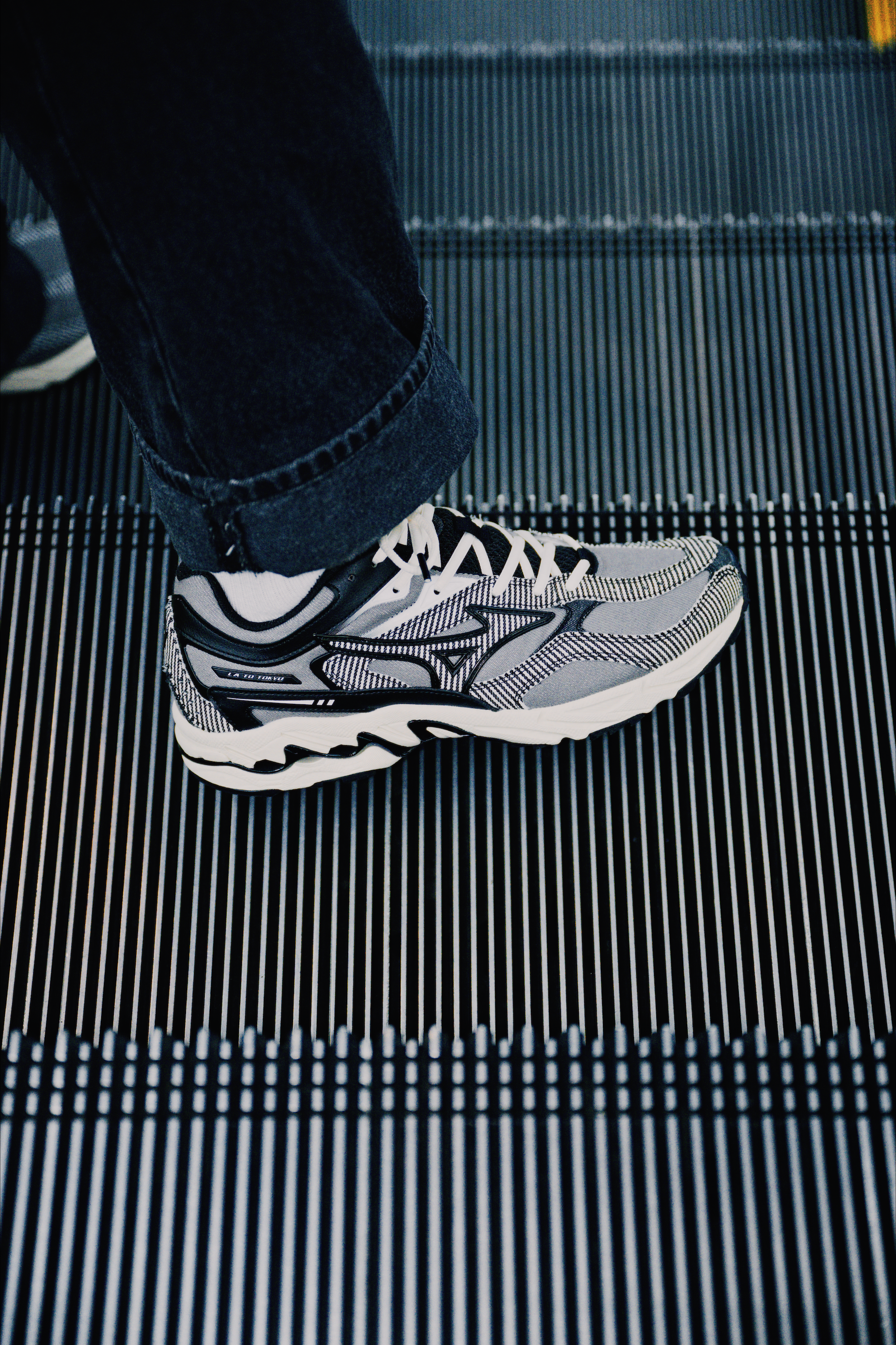 Sean Wotherspoon x Mizuno Wave MG4 LS "Light Grey/Black" (SKU: D1GD263102). Photo via Mizuno.