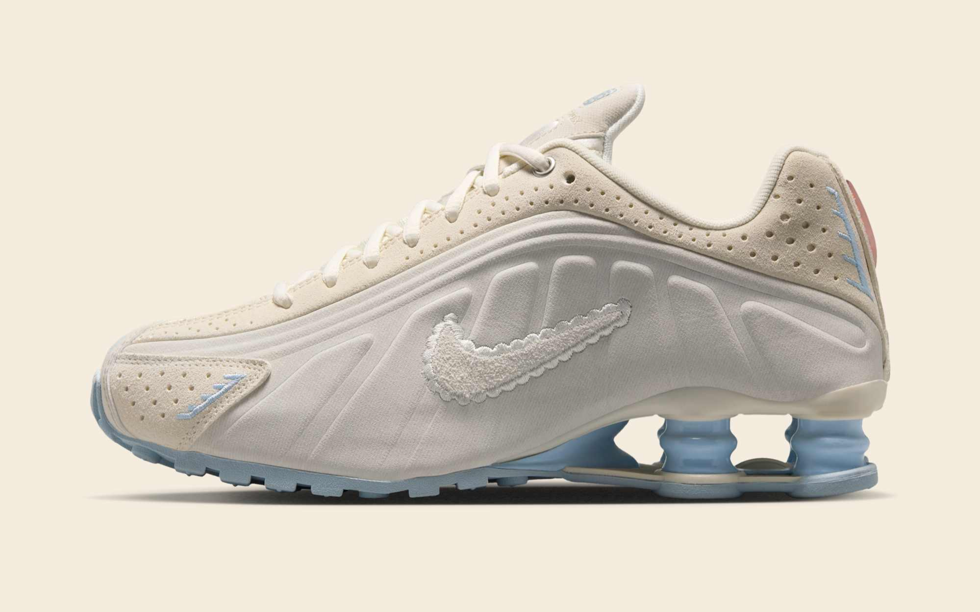 NIKE (W) SHOX R4 SE IH3572-110 ★送料込 Nike Shox R4 Blue Ribbon Sports IH3572-110 | SneakerNews.com