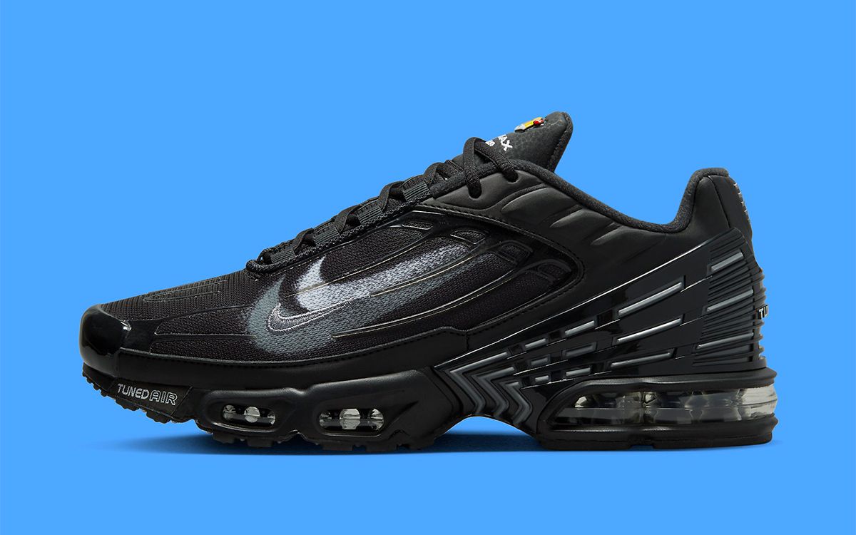 The nike air max 2024 plus spray appears in