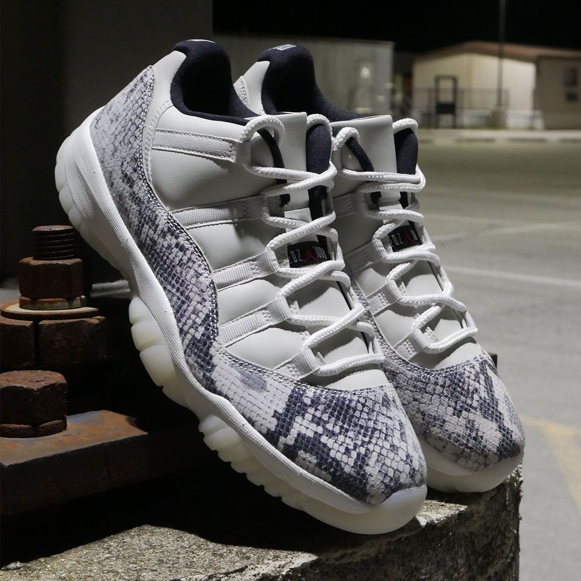 Jordan 11 low le snakeskin best sale