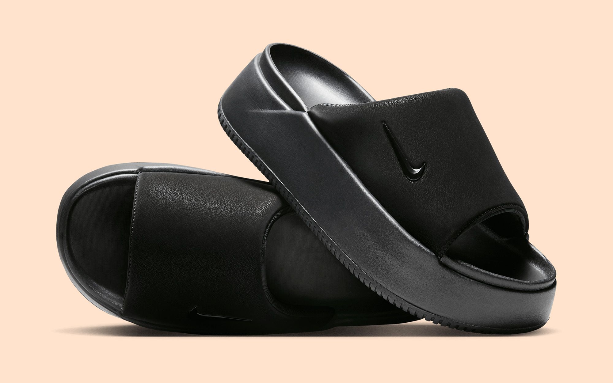 ★NIKE★大人気★W CALM ELEVATION SLIDES★追跡可 Nike Calm Elevation Slide Surfaces in Stealthy “Triple Black