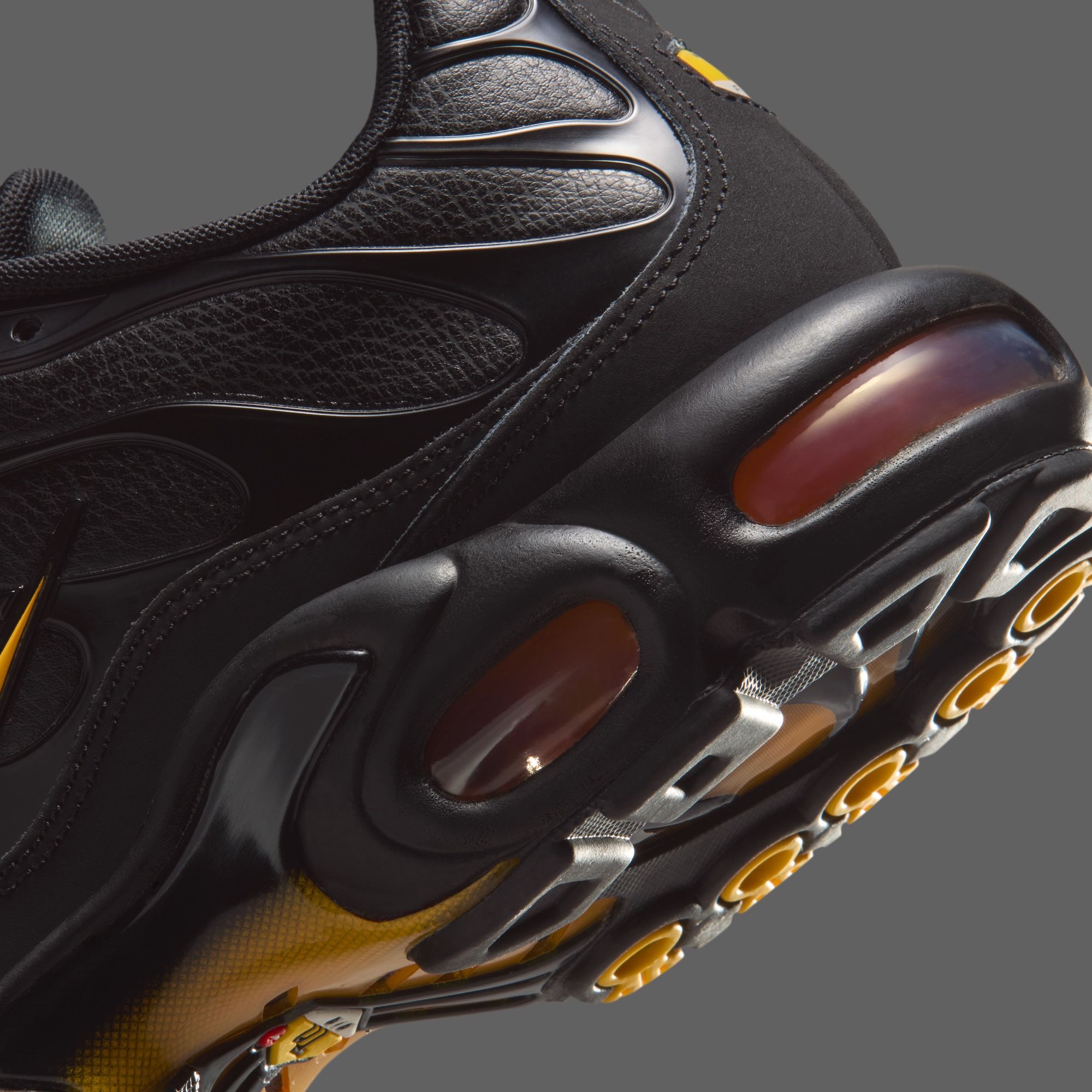 rose gold and black air max plus