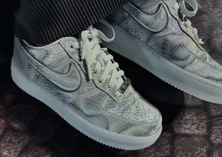 Kobe Bryant runs nike Air Force 1 Low Lenticular Light Armory Blue