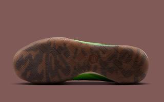 Travis Scott x Nike Phantom 6 Low Indoor (SKU: IV2037-900). Photo via Nike.