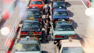 Jun Takahashi running in reverse for Nike GYAKUSOU (Fall/Winter 2010). Photo via sabukaru.online.