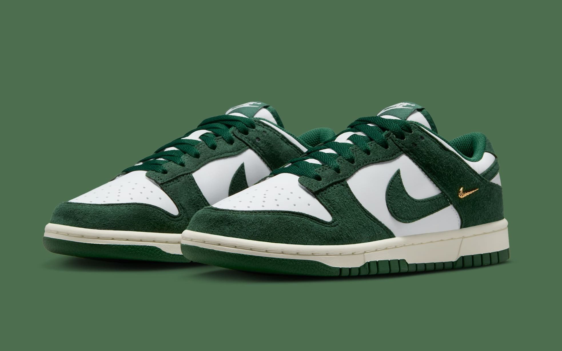 ◆正規品◆NIKE DUNK LOW GORGE GREEN (W)◆関税/送料込◆人気◆ Nike Dunk Low “Gorge Green” Features Premium Suede and Gold