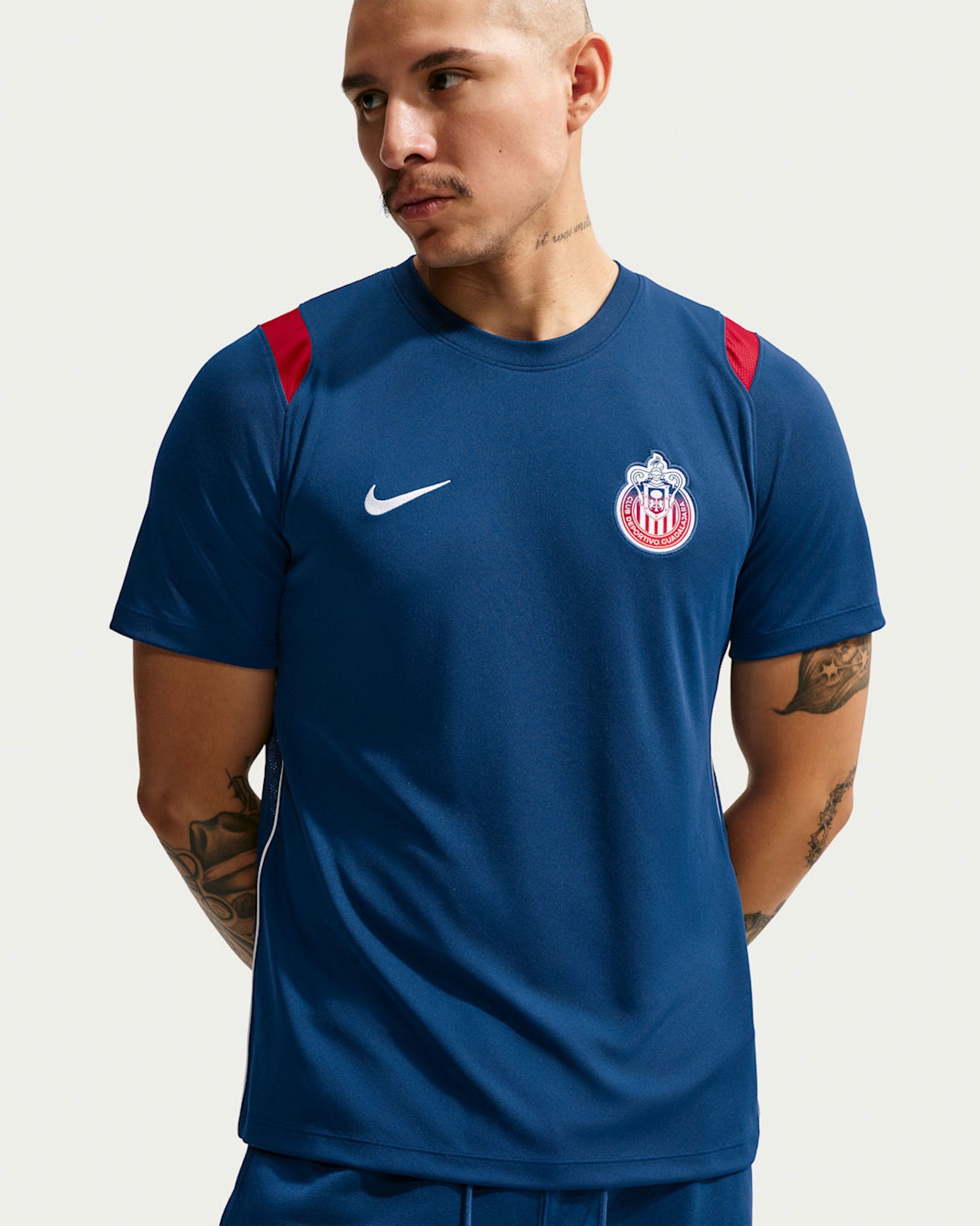 Chivas de Guadalajara Nike Football Academy Pro Short-Sleeve Top in a "Brave Blue" color scheme, complete with a graphic of the club's crest.