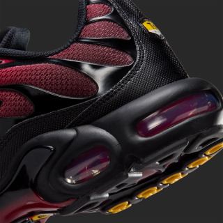 Nike Air Max Plus "True Red/Black" (SKU: DM0032-601). Photo via Nike.
