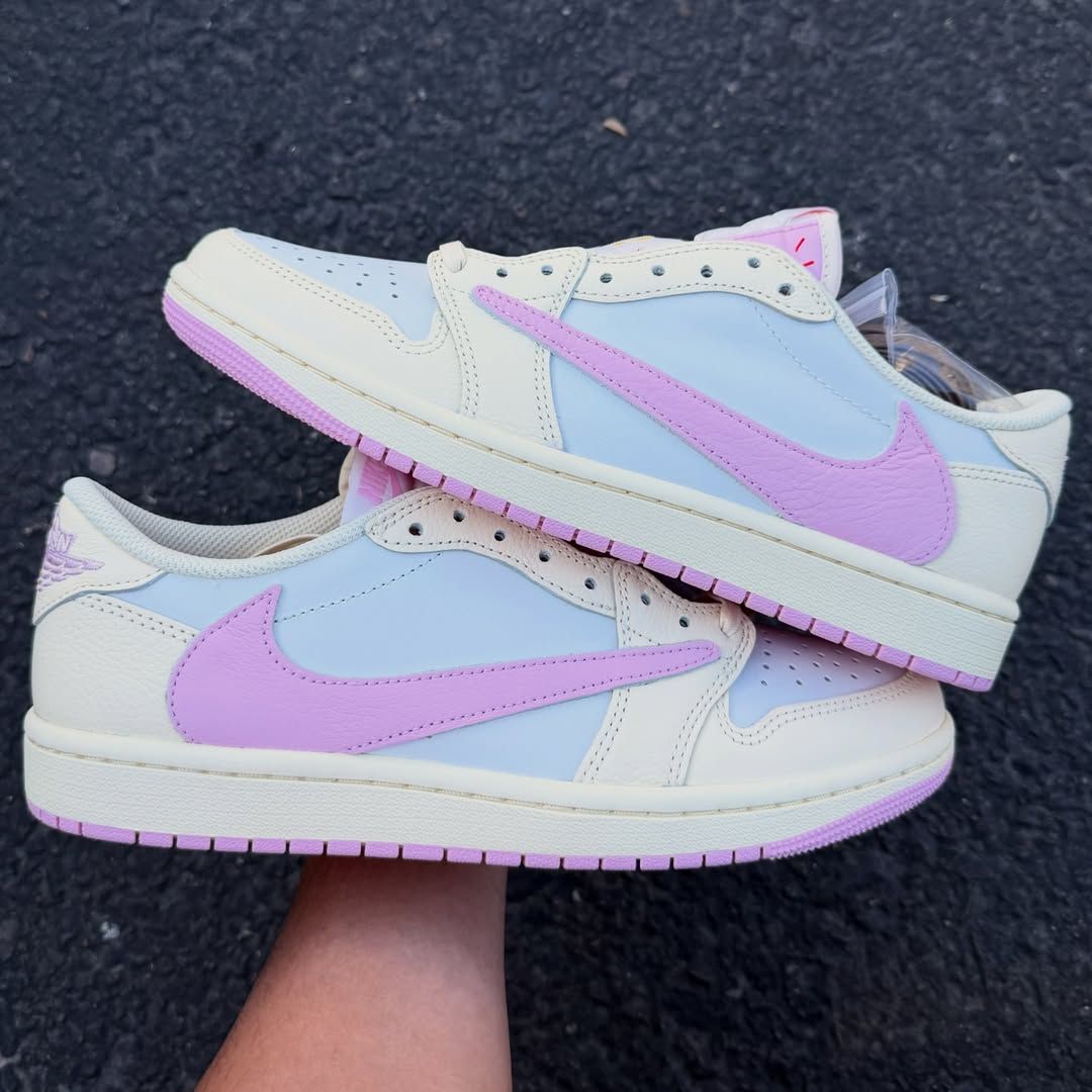 Travis Scott x Air Jordan 1 Low OG Pink Pack — coloris Muslin/Shy Pink-Sail-University Red