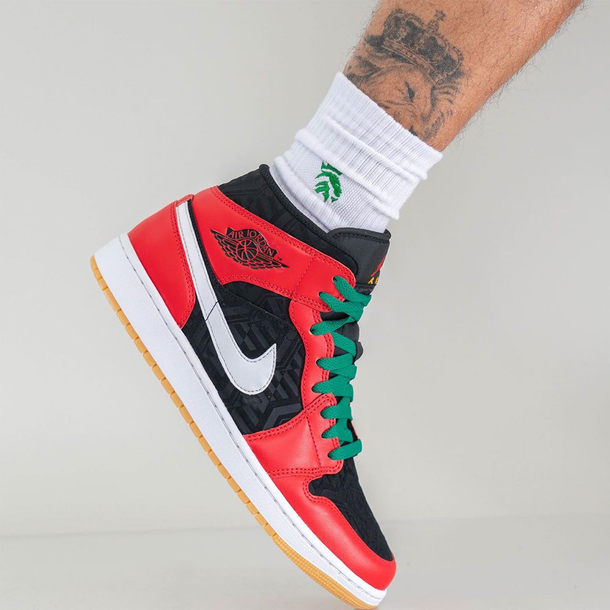 Official Images // Air Jordan 1 Mid “Holiday Special” | House of Heat°