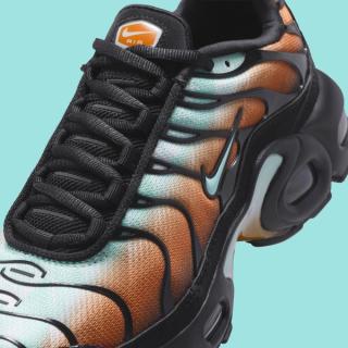 Kids' Nike Air Max Plus in a "Black/Monarch/Dark Russet/Igloo" color scheme that matches the 2026 France Away World Cup™ jersey.