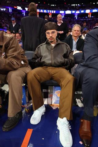 Rauw Alejandro wearing the "Puerto Rico" Nike Shox R4 at Madison Square Garden. Photo via Full Coverage.