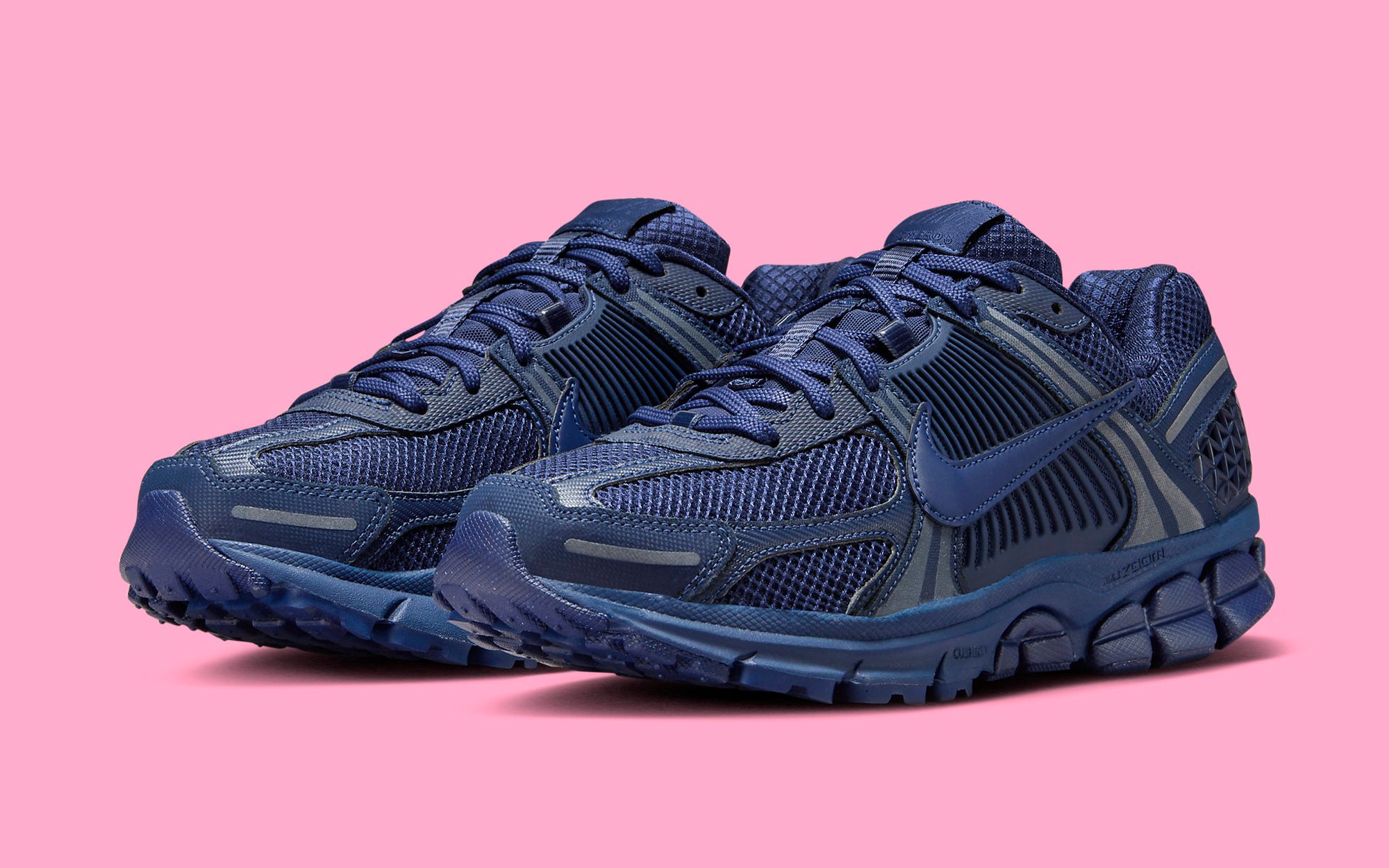 NIKE★ZOOM VOMERO 5★兼用★MIDNIGHT NAVY The Nike Zoom Vomero 5 Gets a