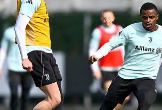 Dušan Vlahović wearing modern Reebok Sidewinder football boots prototype.