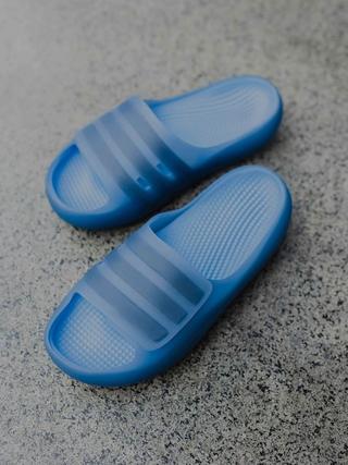 "Crew Blue" adidas Adislide. Photo via @lust.mexico on Instagram.