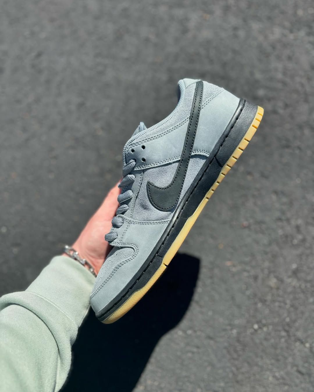 DUNK 灰色 日本未入荷 Nike Dunk Low Light Smoke Gray Glittered Swoosh