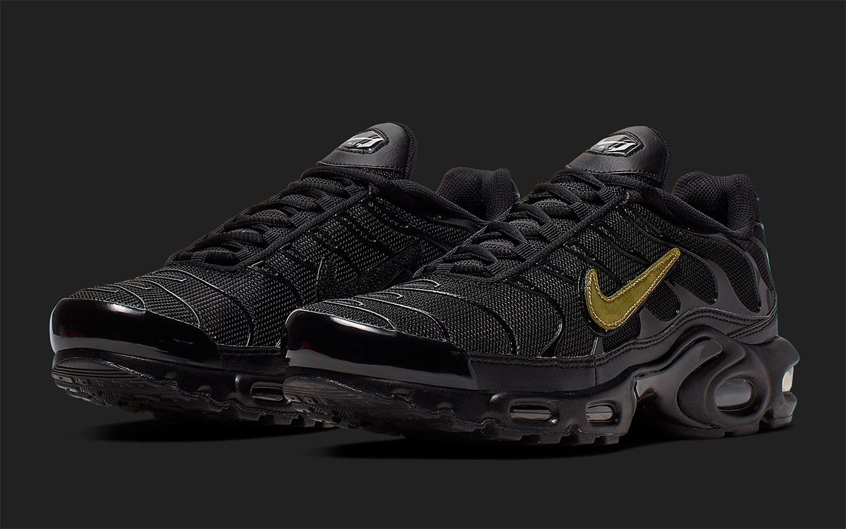 Air max outlet plus removable swoosh